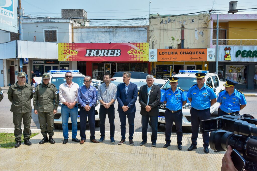 El Intendente Bruno Cipolini Acompa Al Gobernador Leandro Zdero En La Entrega De Patrulleros